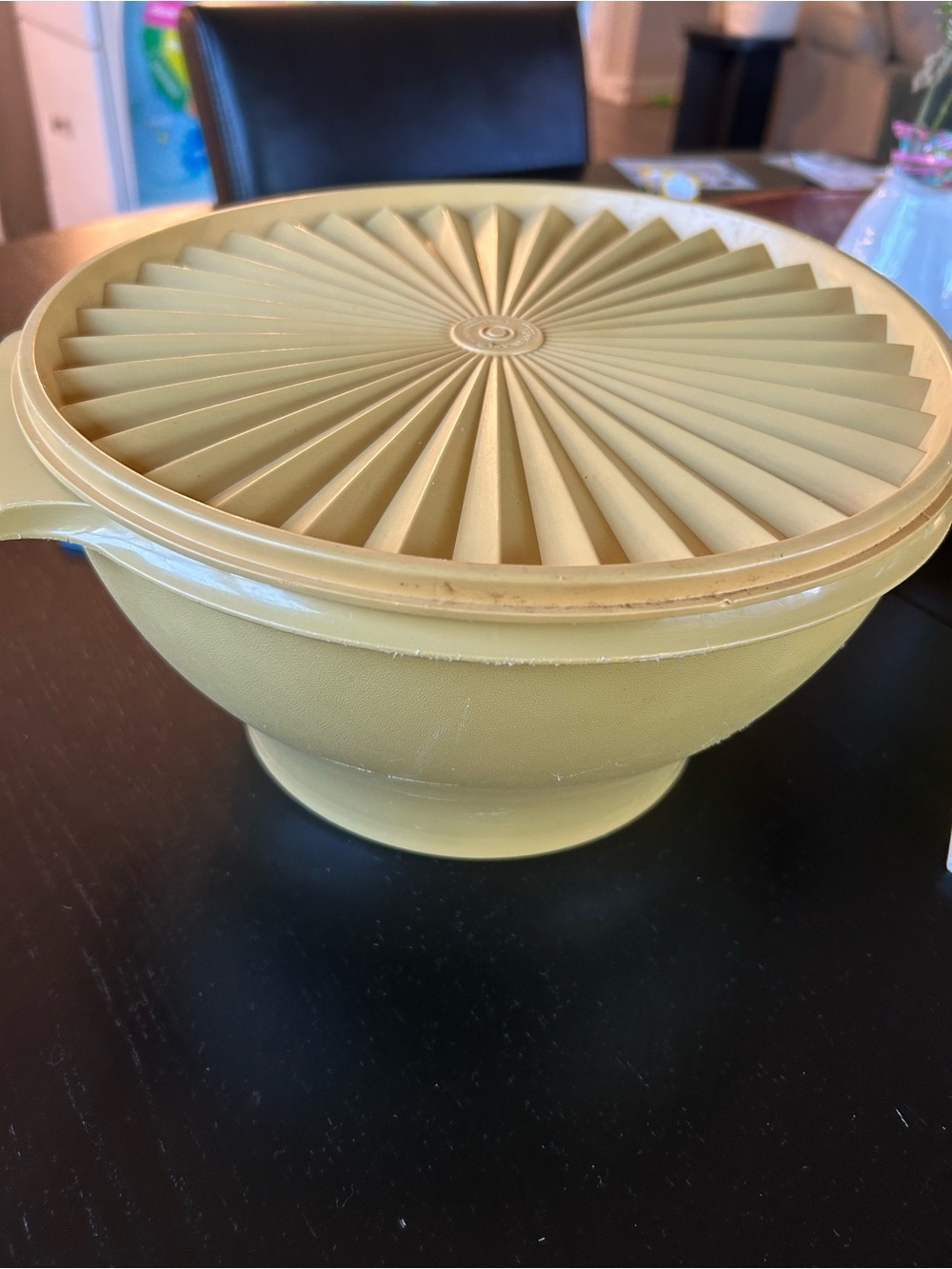 Tupperware Servalier Large Salad Serving Bowl (Model #880) in harvest gold